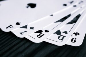 השפעת הרגשות ומחשבות על החלטות הימורים ואיך לנהל אותן?